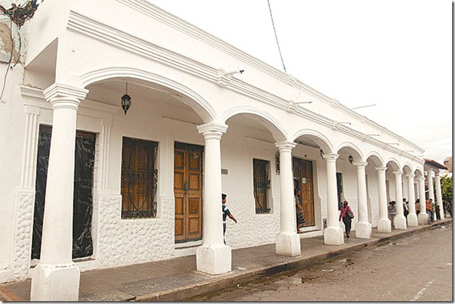 La arquitectura cruceña también aparece en los barrios, sin eso no puede entenderse completamente La arquitectura cruceña también aparece en los barrios, sin eso no puede entenderse completamente