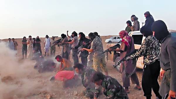 Locura. Una de las imágenes distribuidas por el ISIS sobre la ejecución de soldados sirios en la provincia de Raqqa. También dieron a conocer un video en el que muestran la matanza./AP