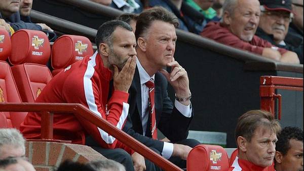  El director técnico Louis van Gaal con su asistente Ryan Giggs del Manchester United durante el partido de fútbol de Inglés Premier League Manchester United vs Swansea City en Old Trafford, Manchester, Gran Bretaña. (EFE)