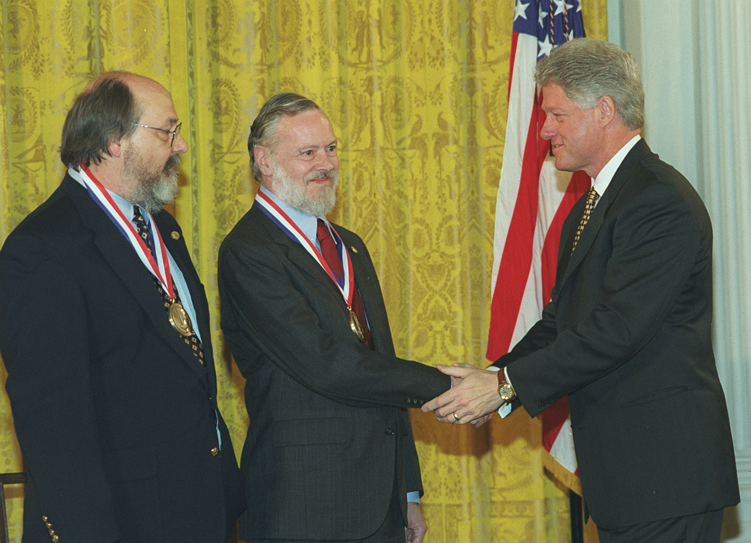 Dennis Ritchie y Ken Thompson reciben Premio Nacional de Tecnología de manos del Presidente Bill Clinton