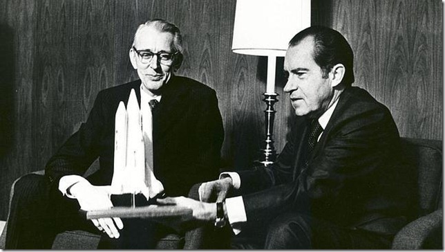 Nixon (dcha.) en 1972 durante una reunión con un responsable de la NASA