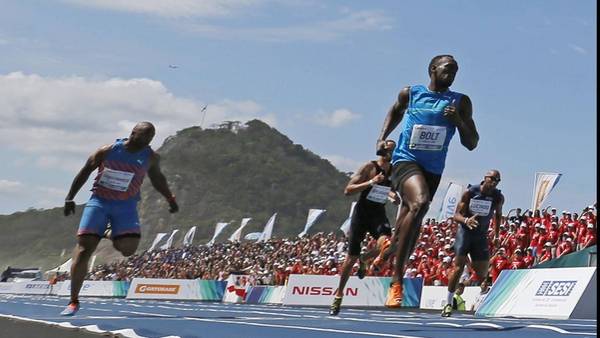 El jamaiquino Usain Bolt armó un show en Brasil tras ganar una exhibición en una pista armada en la playa de Río de Janeiro. (Reuters)