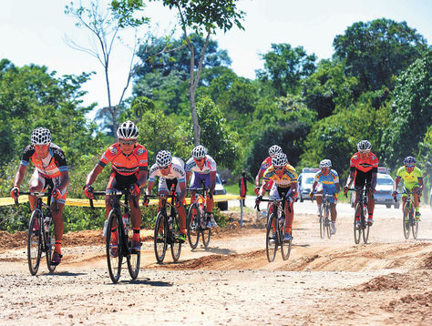 Varios-pedalistas-parecida-Vuelta-Bolivia_LRZIMA20140810_0005_11