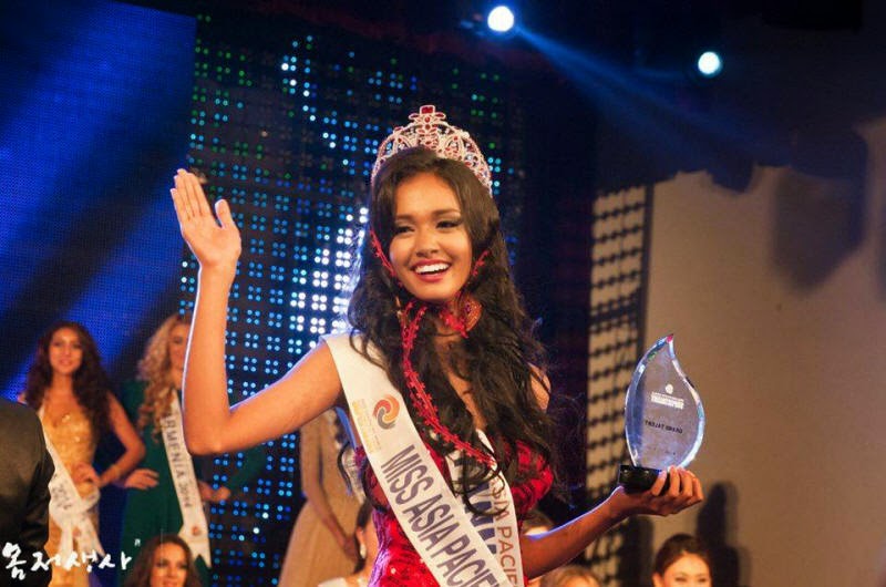 corona de 100 mil dolares