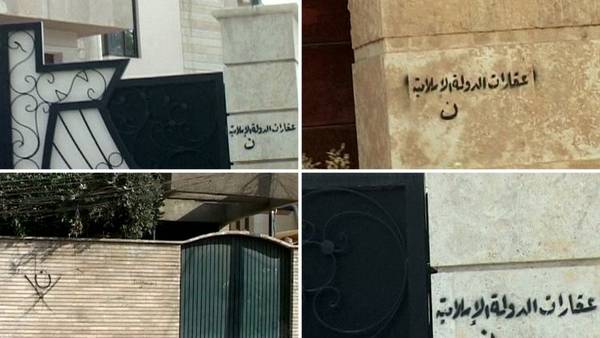 Los frentes de las casas en Mosul, pintadas por los yihadistas. 