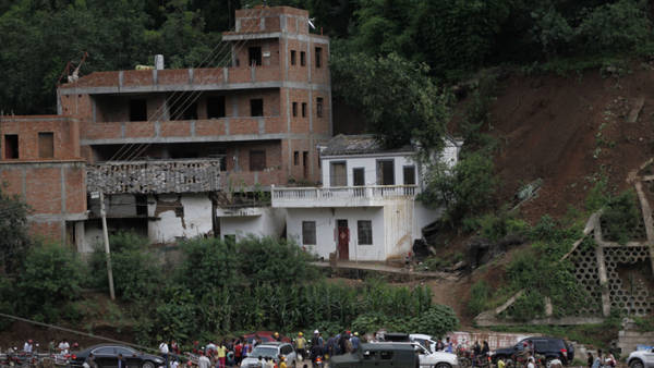 Un fuerte terremoto dejó más de 150 muertos en China. (AFP)