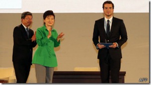 Ávila es además el primer ganador que se doctoró fuera de EE.UU y Europa. Estudió en el IMPA, en Rio de Janeiro.