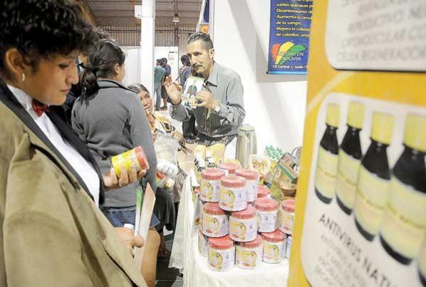 Autoridades en el acto inaugural de la Fexpo Salud, anoche. dico soliz