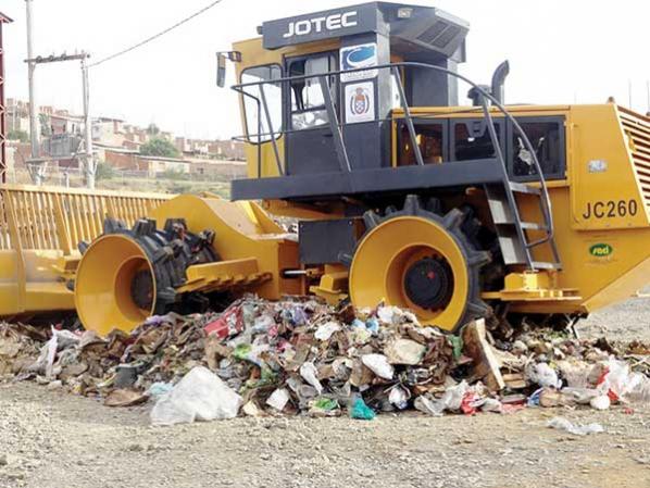 La compactadora tritura y compacta la basura. GAMC