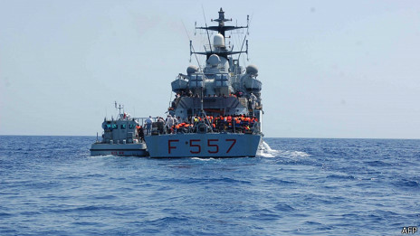 Barco de la Marina italiana con inmigrantes rescatados