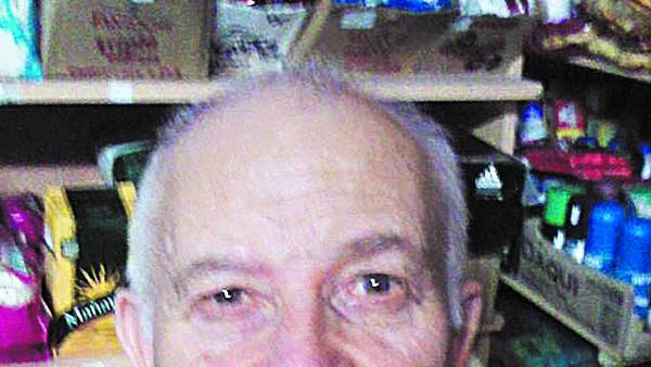 En su local. Camilo “Lito” Menna (65). Llevaba 33 años en silla de ruedas.