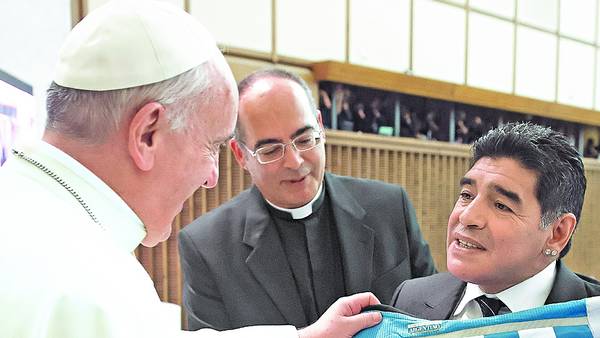 Dedicada. “Para Francisquito”, decía la camiseta que Maradona le regaló al Papa. /L’OSSERVATORE ROMANO