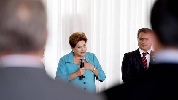 La presidente Dilma Rousseff habla durante un encuentro con presidentes de universidades en la Alvorada. (AFP)