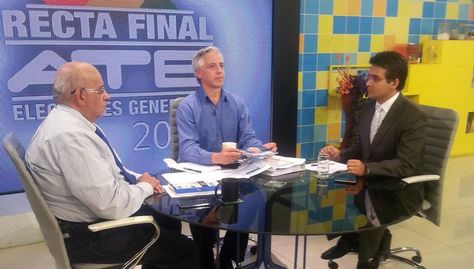 Álvaro García Linera en entrevista con la red ATB. Fotografía capturada de la cuenta de Twitter de ATB Noticias