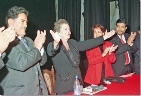 GLADYS MORENO, SE PONE A CANTAR PARA TODOS LOS ASISTENTES A LA CONDECORACION QUE LE IMPUSIERON  A SU TURNO, LA PREFECTURA DEL DEPARTAMENTO, LA ALCALDIA MUNICIPAL Y LA UNIVERSIDAD MAYOR DE SAN SIMON, EL ACTO SE CELEBRO EN EL TEATRO ACHA DE NUESTRA CIUDAD.CBBA-2-7-04NANO CARTAGENA