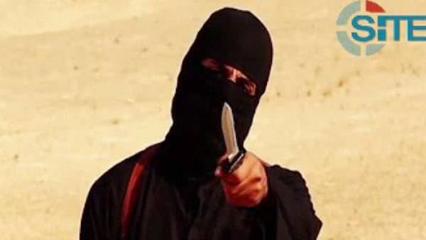 Verdugo. Un militante enmascarado del ISIS antes de la supuesta decapitación de Sotloff.