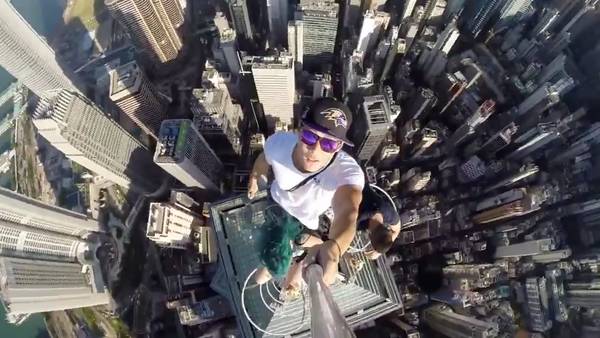 Impresionante. La selfie de tres jóvenes en un rascacielos en Hong Kong.