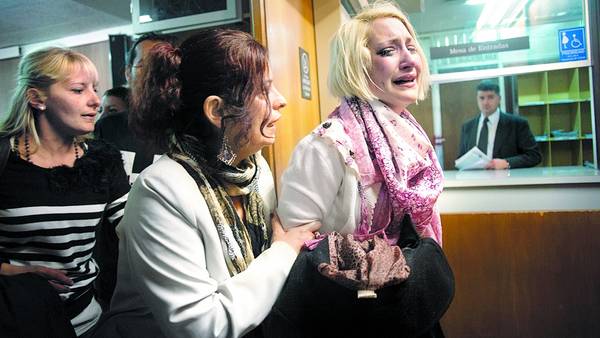 Lágrimas. Rocío sale ayer de los tribunales luego de escuchar la sentencia.“Hoy no se hizo justicia”, dijo. FOTOS: TELAM