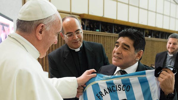 Maradona y su encuentro con Francisco. (AP)