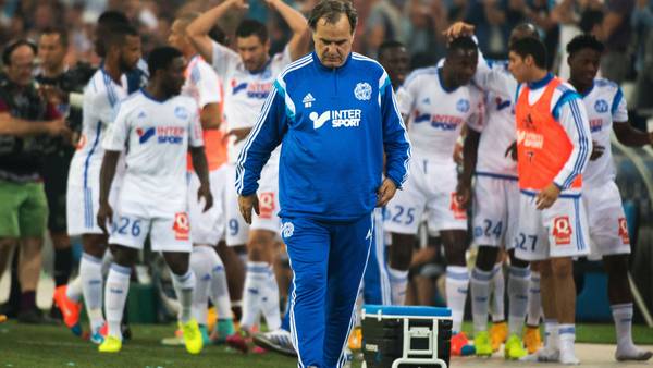 Marcelo Bielsa sigue con ansiedad las acciones del partido entre Olympique de Marsella y Saint Etienne. (AFP)
