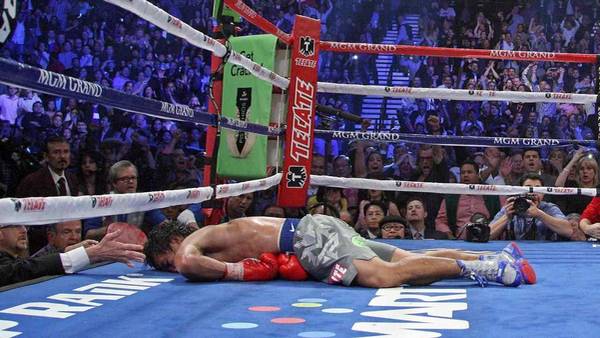 En la lona. Esta fue una de las fotos que Mayweather subió a su cuenta de Twitter para cargar a Pacquiao. (AP)