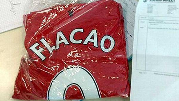 Las primeras camisetas de Radamel Falcao García que vendió Manchester United llegaron con un increíble error de tipeo.