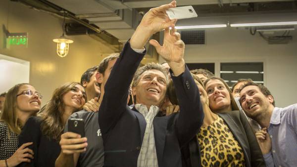 LA SELFIE DE MACRI. El jefe de Gobierno porteño se tomó imágenes junto a empleados de Facebook. (Foto Prensa GCBA)