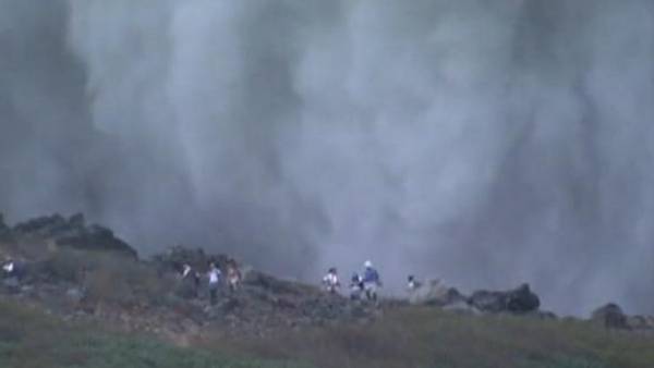 La erupción del volcán filmada por los turistas. (Captura)