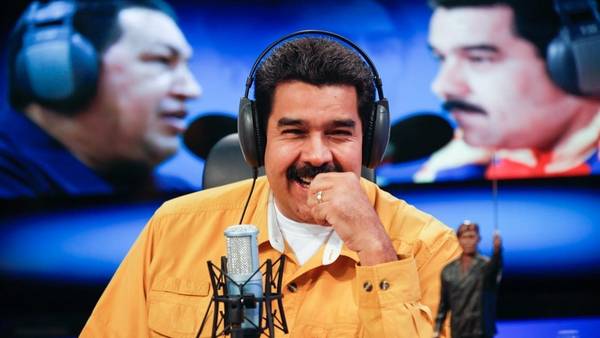 El presidente de Venezuela, Nicolás Maduro, sonríe durante la trasmisión de su programa de radio 