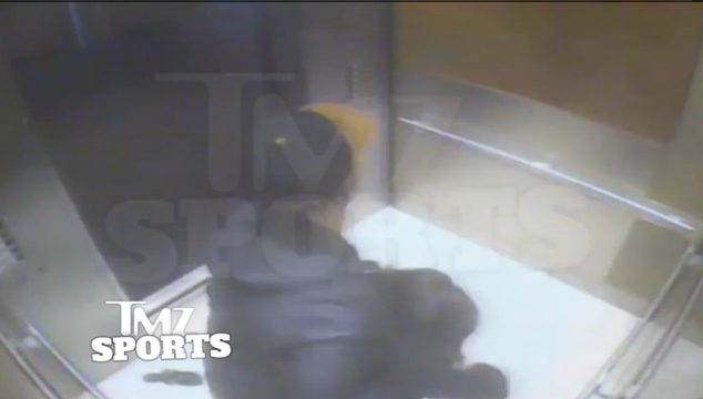 imagen Captan en video a un jugador de la NFL cayéndole a golpes a su esposa en un ascensor (VIDEO)