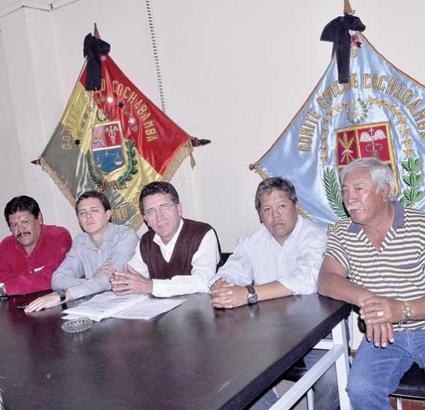 Representantes del Comité Cívico durante una reunión. opiniÓn archivo