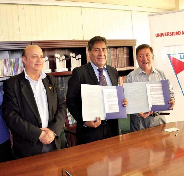 Firma de acuerdo entre el rector Lucio Gonzales (i) y el representante del CID, Sergio Alemán, ayer. b. james