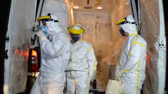 enfermedos usando ropa protectora contra el ébola