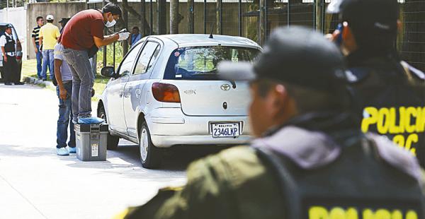 Agentes de Escena del Crimen de la Felcc levantan evidencias del auto de Santander