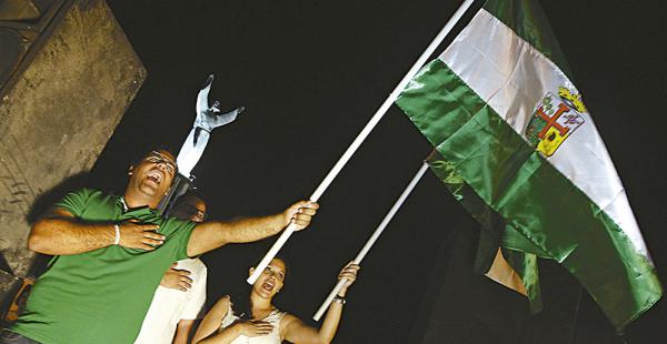 Con banderas cruceñas en alto la gente llegó a concentrarse en el monumento al Cristo