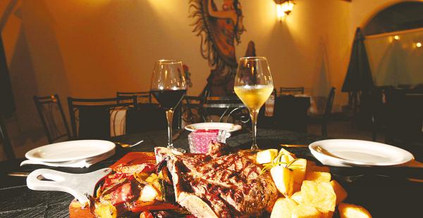 LA SUGERENCIA DEL CHEF. El entrecot de ternera tiene 450 gramos de carne cocinados a la parrila