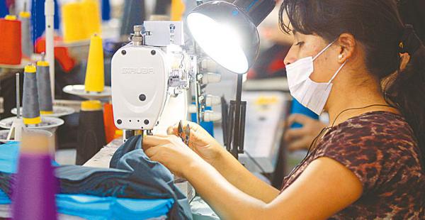 El sector textil del país se esfuerza para cumplir con el pago del beneficio a sus empleados.