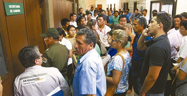 Ayer se observó esta aglomeración en el Tribunal Electoral Departamental de personas que intentaban completar alguna documentación para el permiso de circulación. La entrega de la viñeta será desde hoy. Hay seis empresas de radiomóviles autorizadas