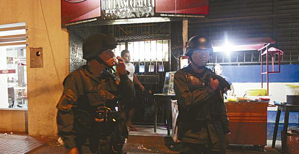 Brigadas conjuntas entre policías y agentes municipales salieron antes de la medianoche del jueves para hacer cumplir la ley seca
