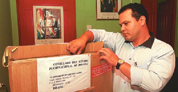 Vladimir Hurtado, cónsul de Bolivia en Brasil, revisa el material electoral