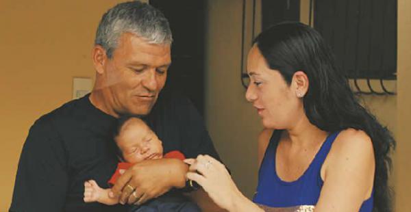 El cuadro familiar completo. Néstor Clausen y Patricia Castro centran sus miradas en Néstor Rodrigo