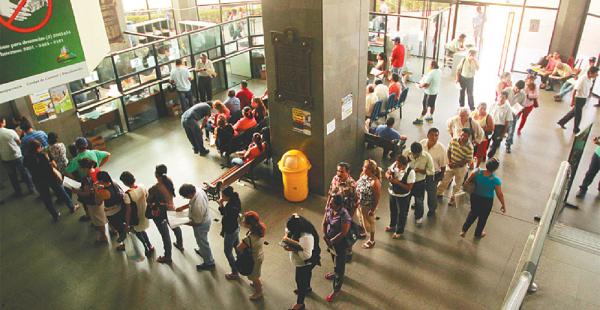 Si la fila es muy larga, es posible que la espera sea de media hora para subirse a un ascensor