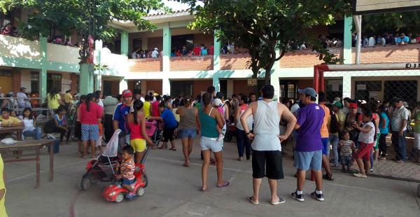 Los vecinos de la zona esperan la habilitación de sus mesas para emitir su voto.
