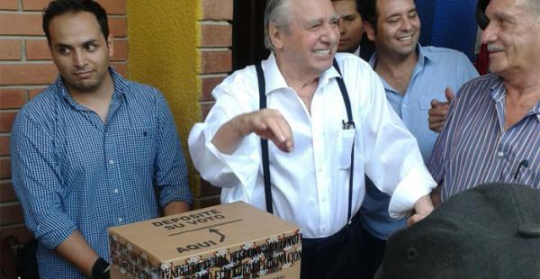 El alcalde de Santa Cruz, Percy Fernández, ha llegado hasta la normal Enrique Finot ha depositar su voto