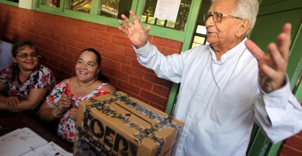 El cardenal Julio Terrazas sufragó en el colegio parroquial La Santa Cruz