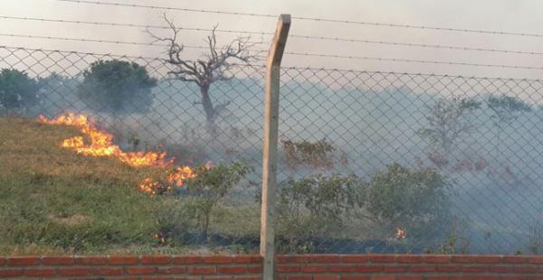 En Pedro Lorenzo, carretera a Camiri combaten el incendio 15 personas, funcionarios del Municipio de La Guardia.