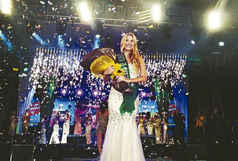 Nuestra azafata actual. Representando a la empresa femenina ganó la elección de la más bella de Expocruz