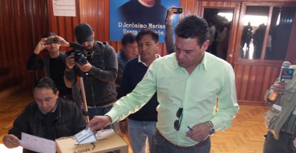 El burgomaestre paceño al momento de emitir su voto. Esta jornada negó que hubieran acercamientos de UD o el MAS.