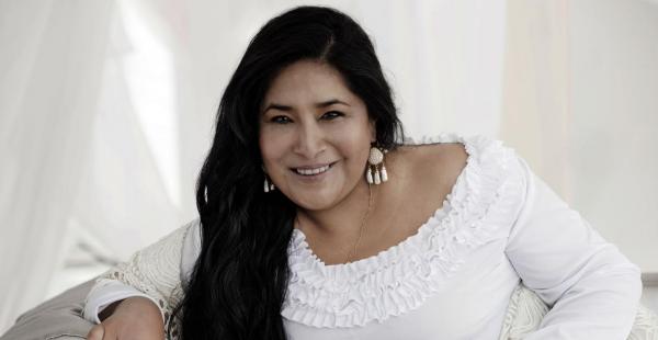 La presentadora de Bolivia TV se despojó de las trenzas y de la pollera