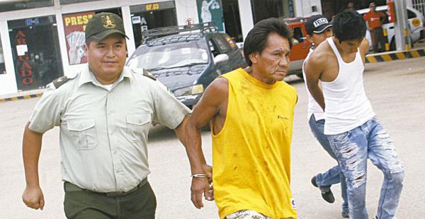 Chuvé (izquierda) y Edwin Espinoza (cómplice) corren para evitar que una turba los someta a una golpiza